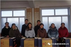 河北張立謙每年為家鄉(xiāng)小學(xué)老師發(fā)慰問(wèn)品